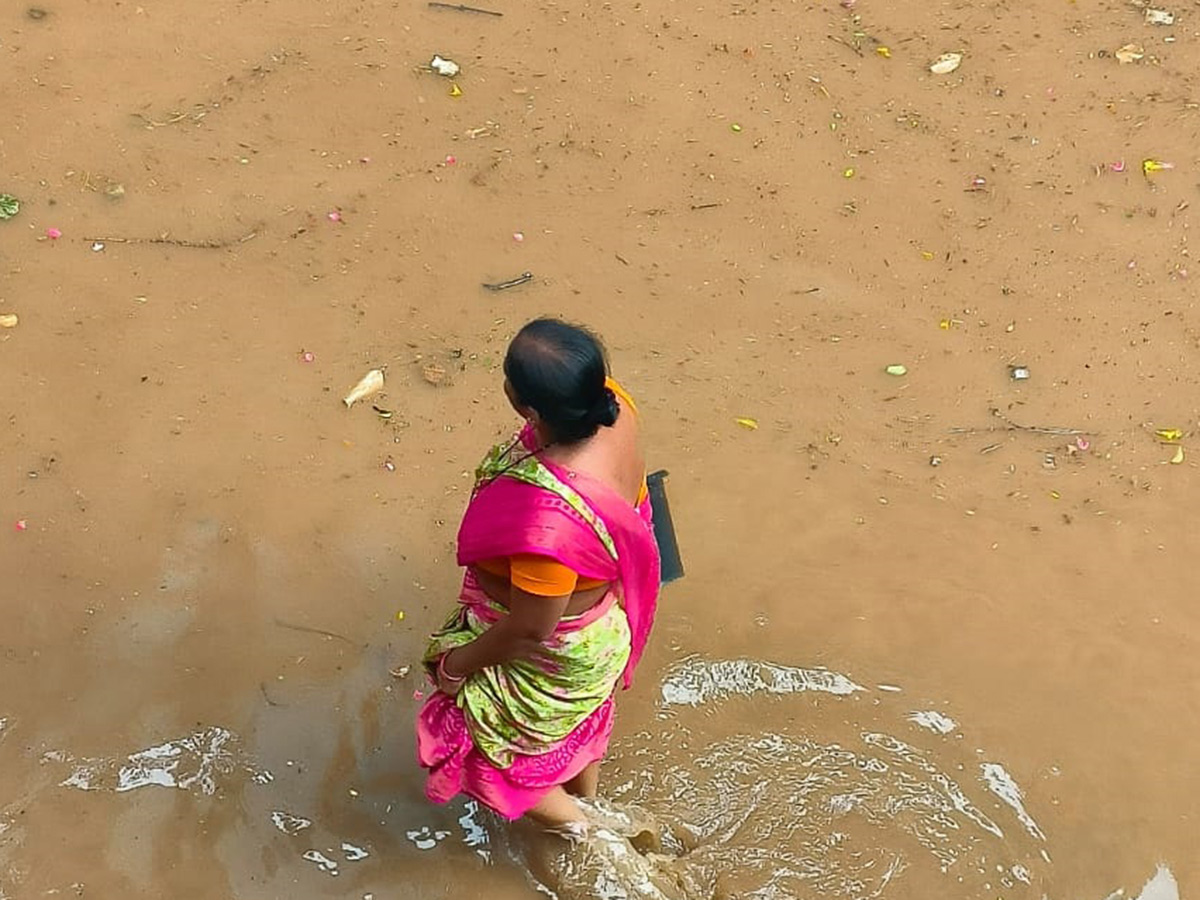 Heavy rain lashes most parts of Hyderabad Photos21