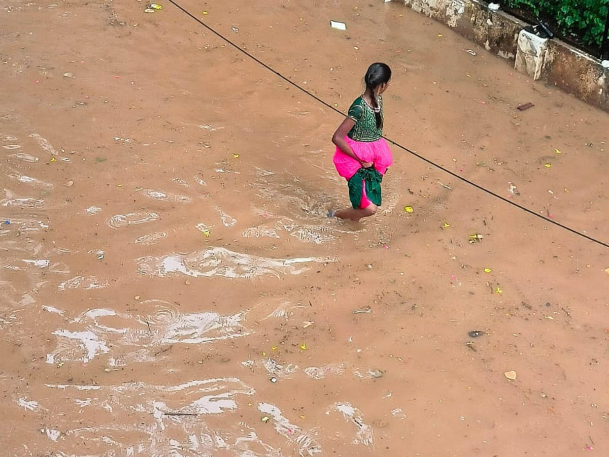 Heavy rain lashes most parts of Hyderabad Photos22