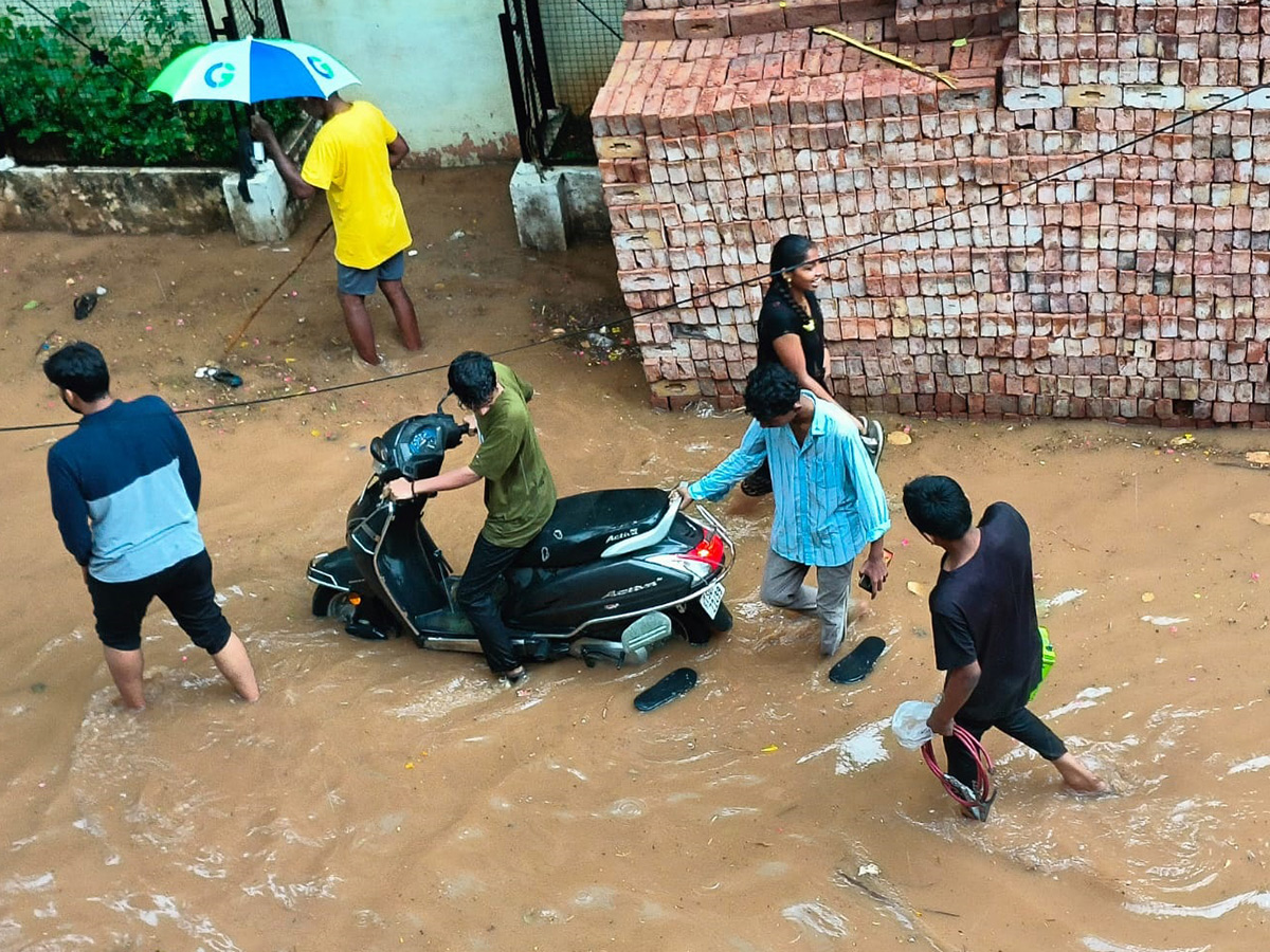 Heavy rain lashes most parts of Hyderabad Photos23