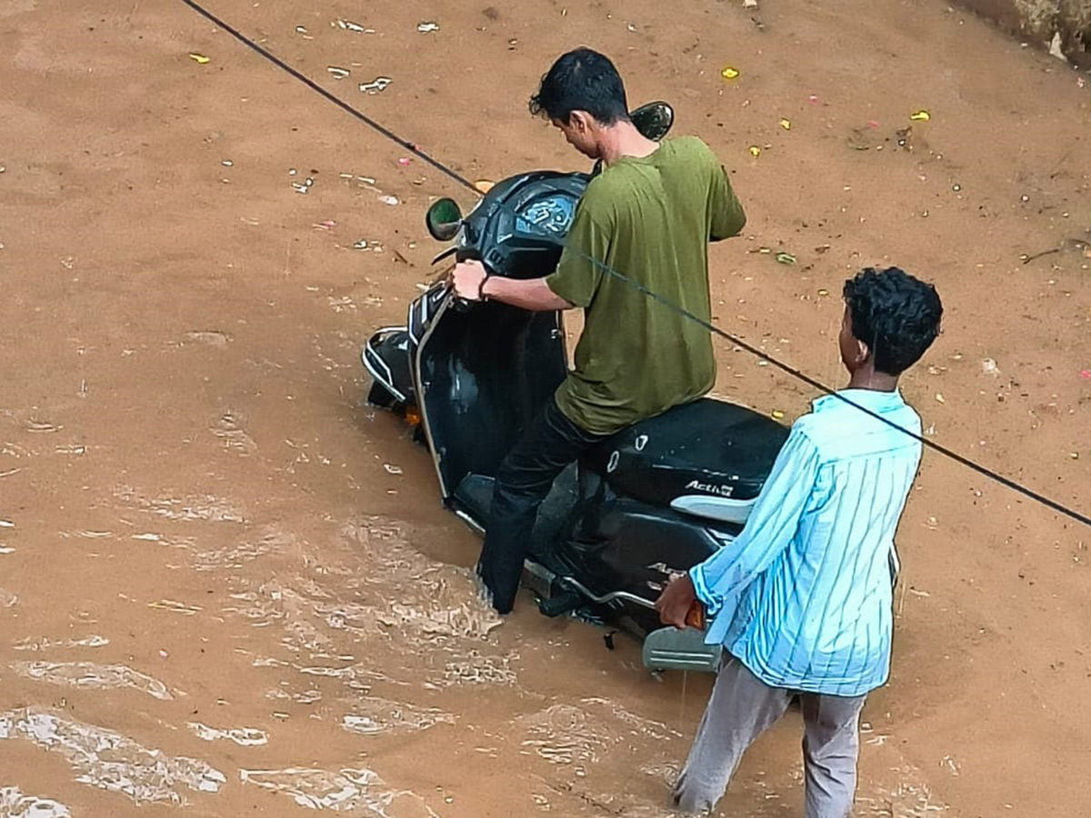 Heavy rain lashes most parts of Hyderabad Photos24