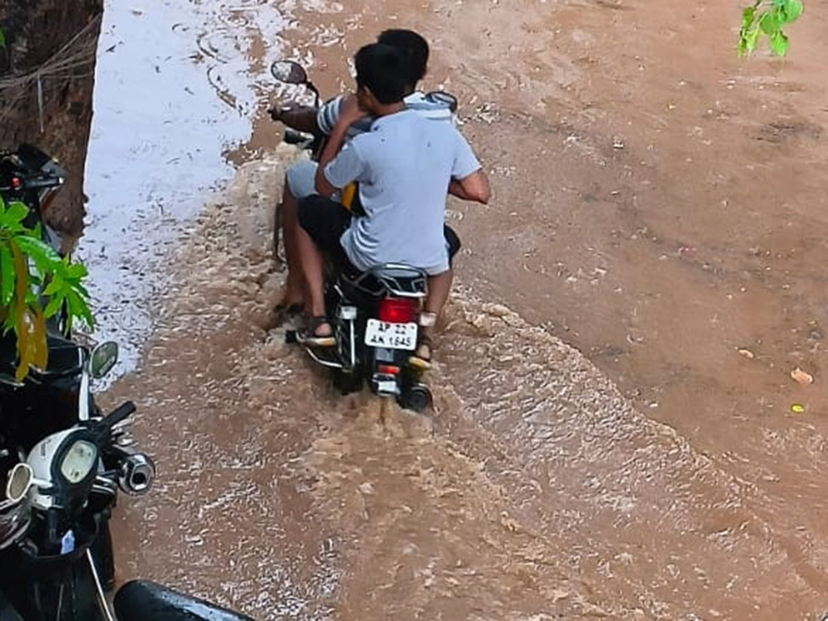 Heavy rain lashes most parts of Hyderabad Photos25