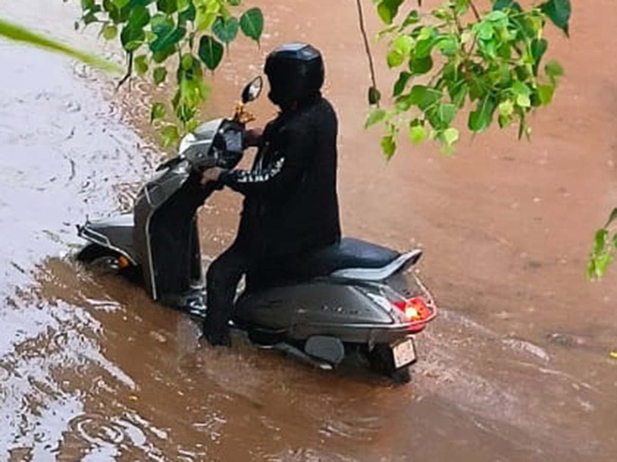 Heavy rain lashes most parts of Hyderabad Photos26