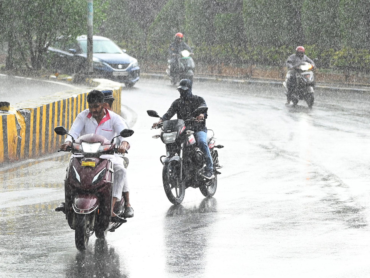 Heavy rain lashes most parts of Hyderabad Photos27