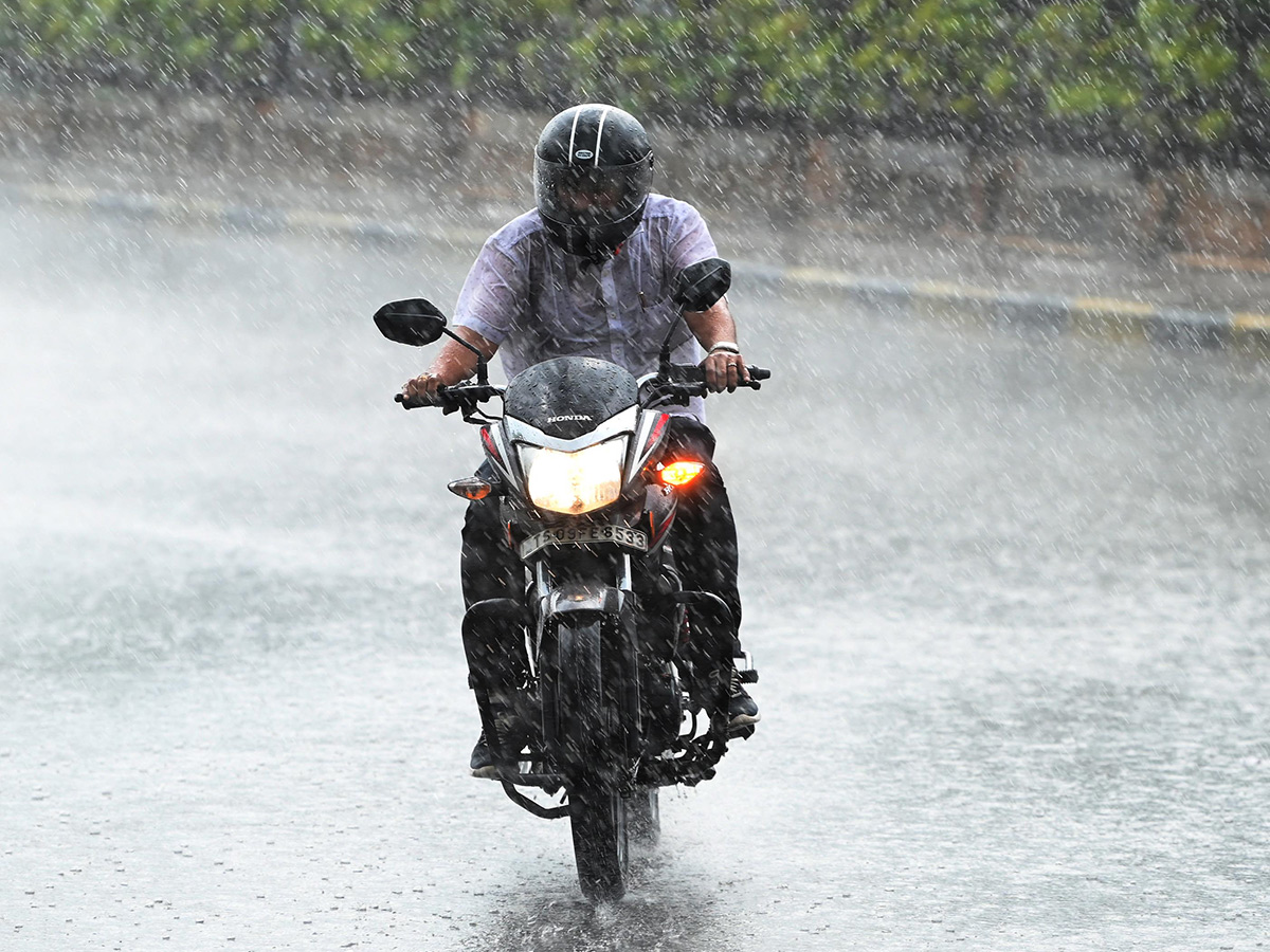 Heavy rain lashes most parts of Hyderabad Photos28