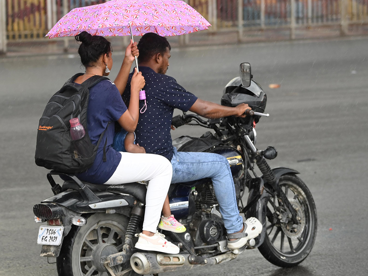 Heavy rain lashes most parts of Hyderabad Photos29