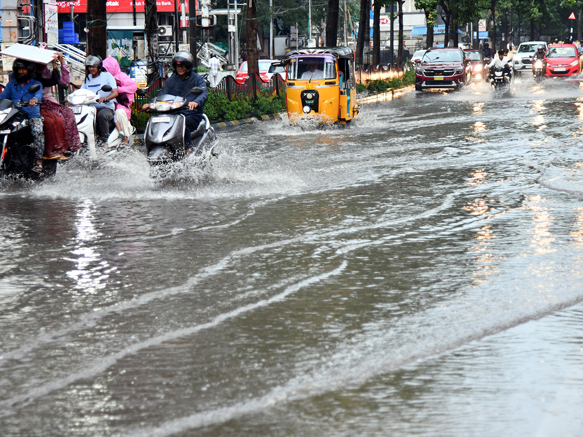 Heavy rain lashes most parts of Hyderabad Photos30