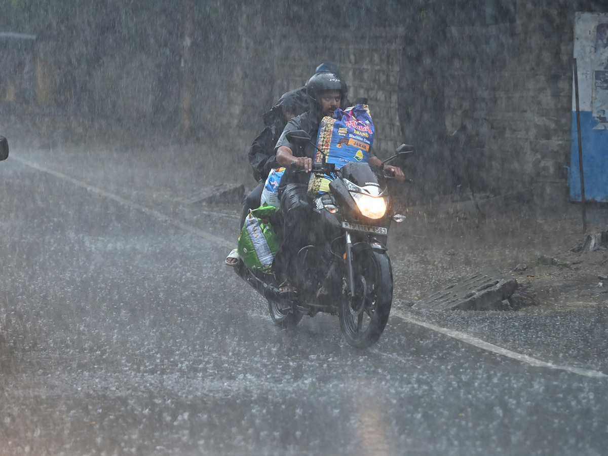 Heavy rain lashes most parts of Hyderabad Photos4