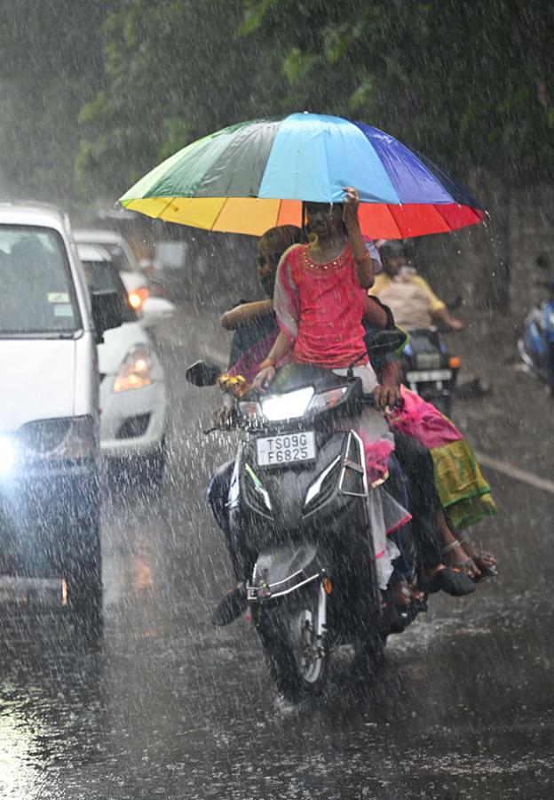 Heavy rain lashes most parts of Hyderabad Photos5