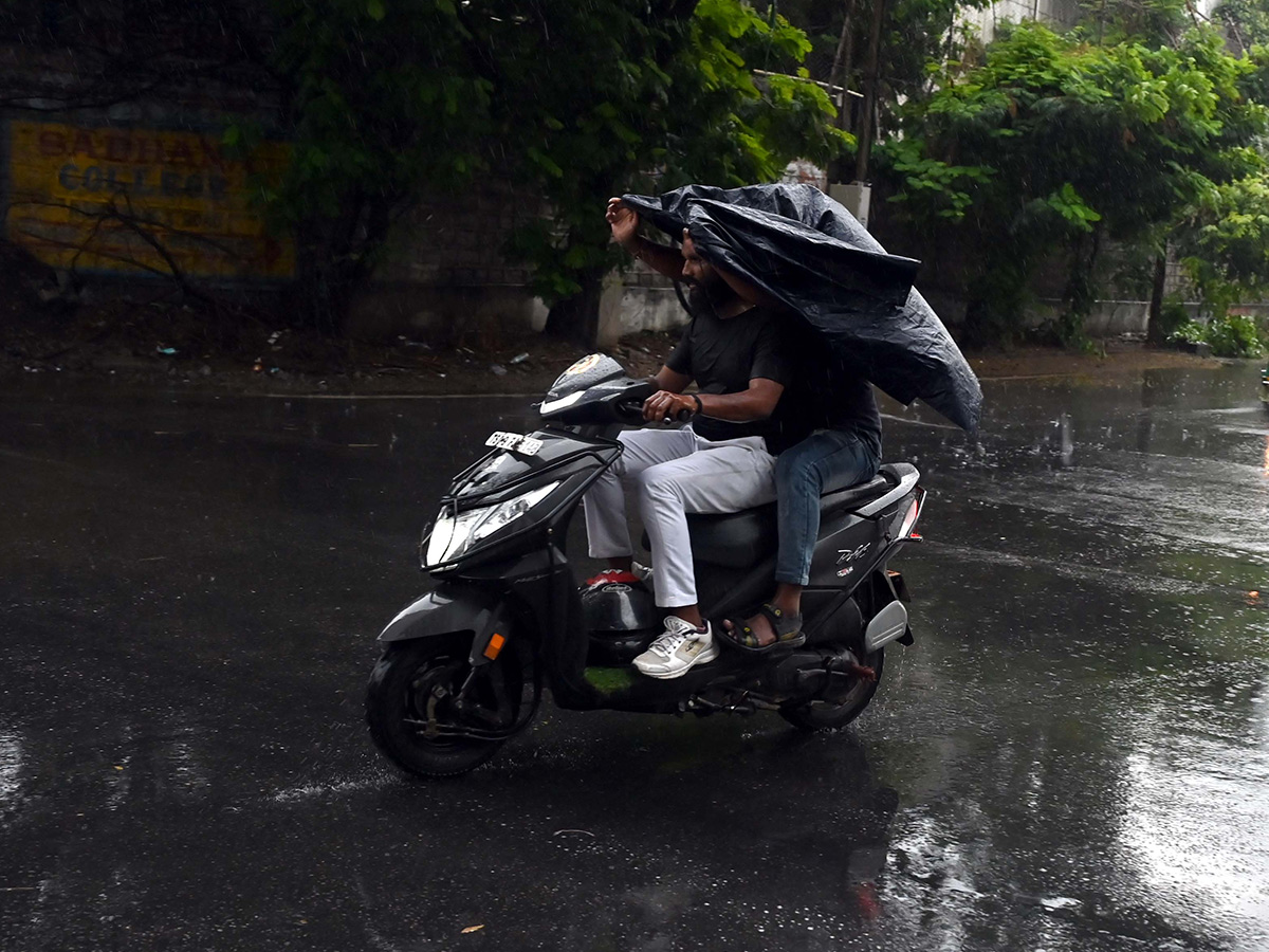 Heavy rain lashes most parts of Hyderabad Photos6