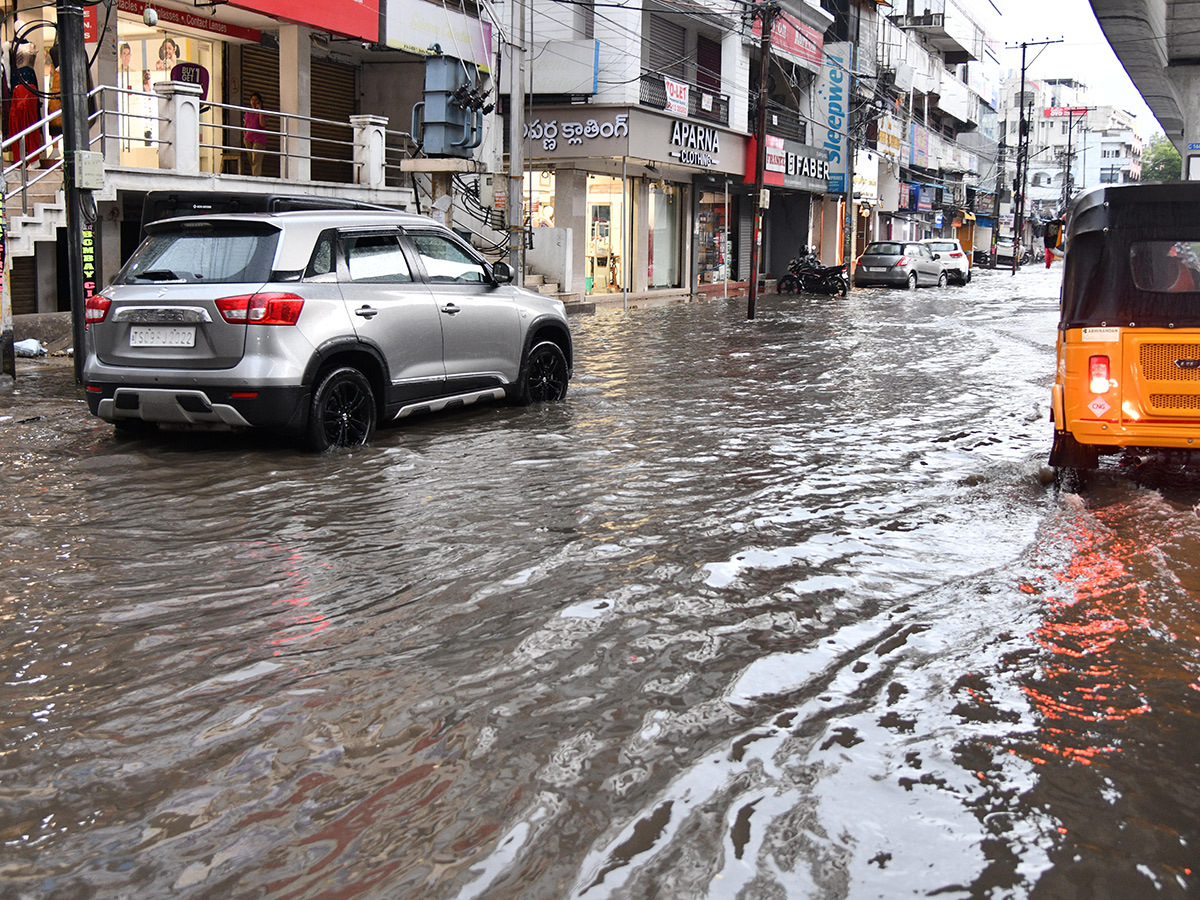 Heavy rain lashes most parts of Hyderabad Photos7