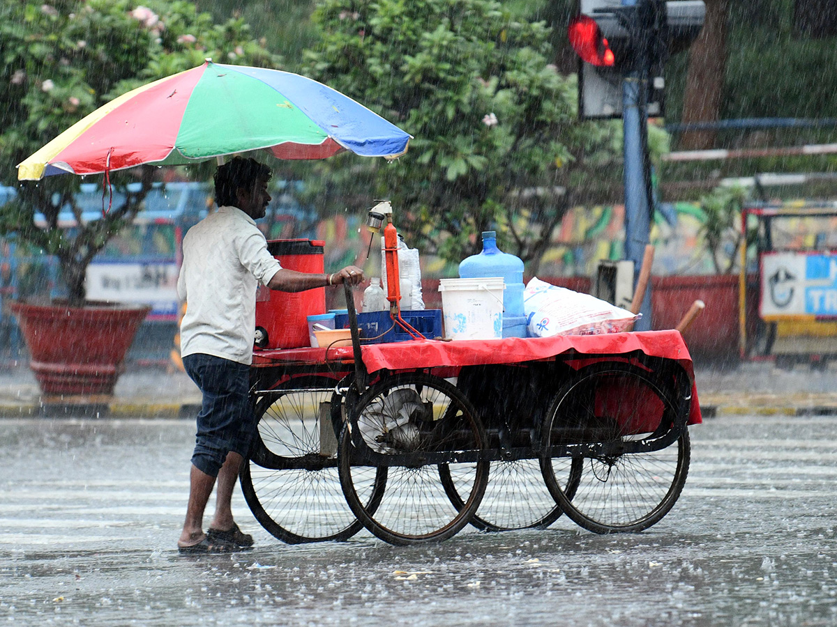 Heavy rain lashes most parts of Hyderabad Photos8