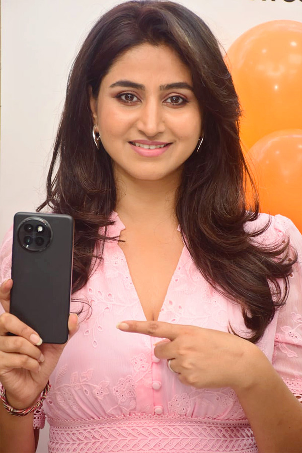 Actress Varshini Launch Cellbay Store At Gachibowli: Photos7