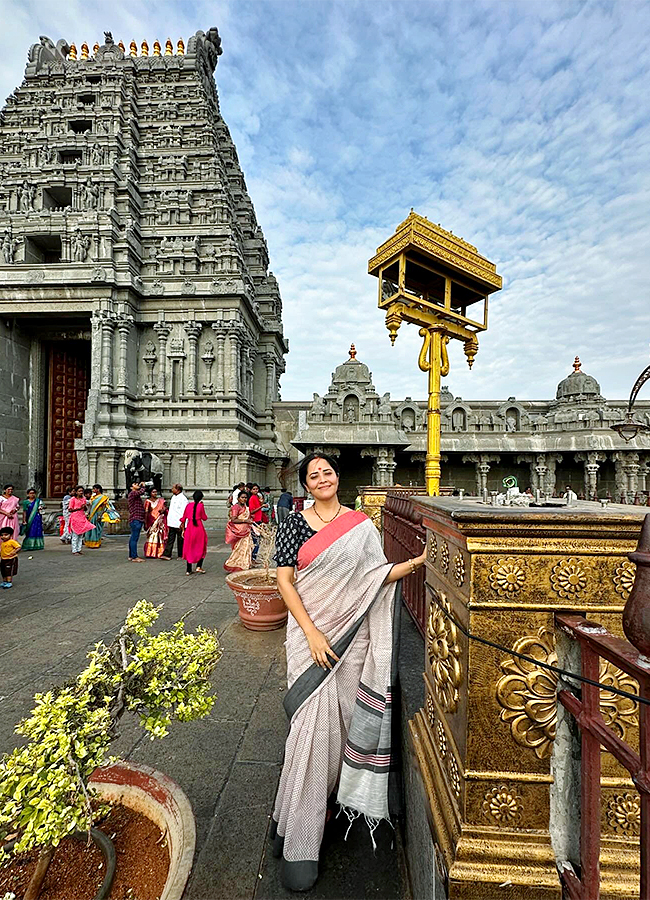 Actress Anusuya Bharadwaj At Yadagirigutta10