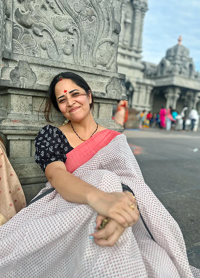 Actress Anusuya Bharadwaj At Yadagirigutta2