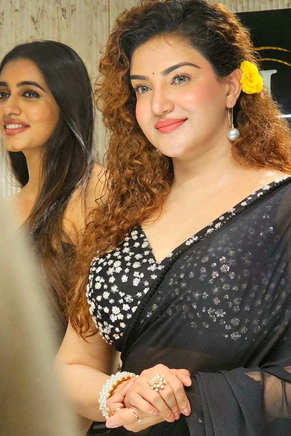 Mollywood Actress Honey Rose Stunning Looks In Black Saree Photos Goes Viral5