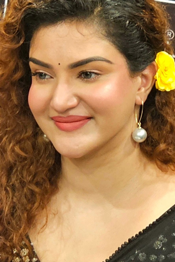 Mollywood Actress Honey Rose Stunning Looks In Black Saree Photos Goes Viral7