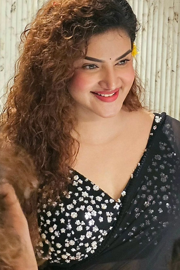 Mollywood Actress Honey Rose Stunning Looks In Black Saree Photos Goes Viral9