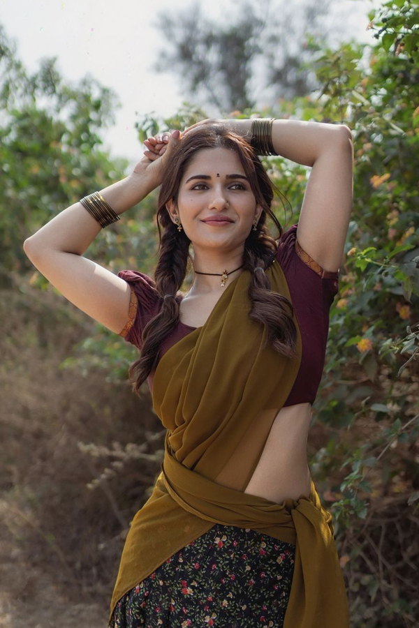 Tollywood Beauty Ruhani Sharma Village Attire Photos Gone Viral3