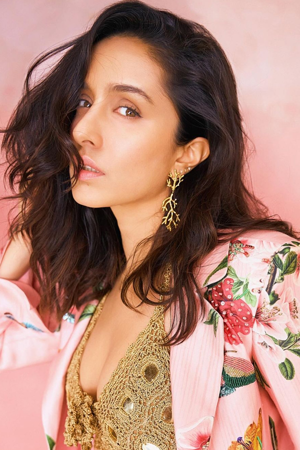 Bollywood Beauty Shraddha Kapoor Mesmerizing Fans In Floral Print Outfit2