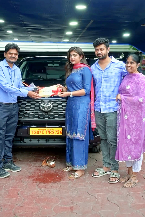 Jabardasth Rithu Chowdary Buys New Car, Photos Viral12