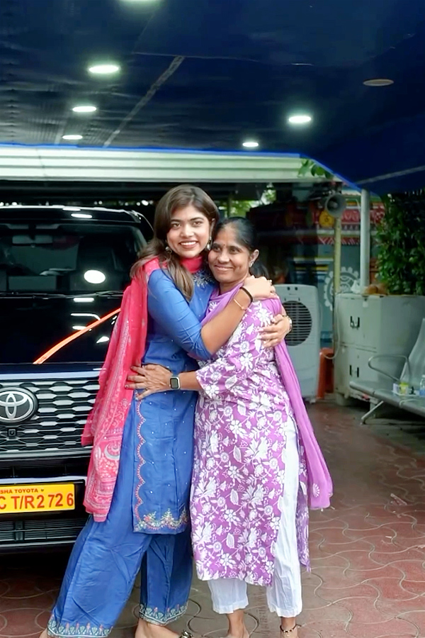 Jabardasth Rithu Chowdary Buys New Car, Photos Viral4