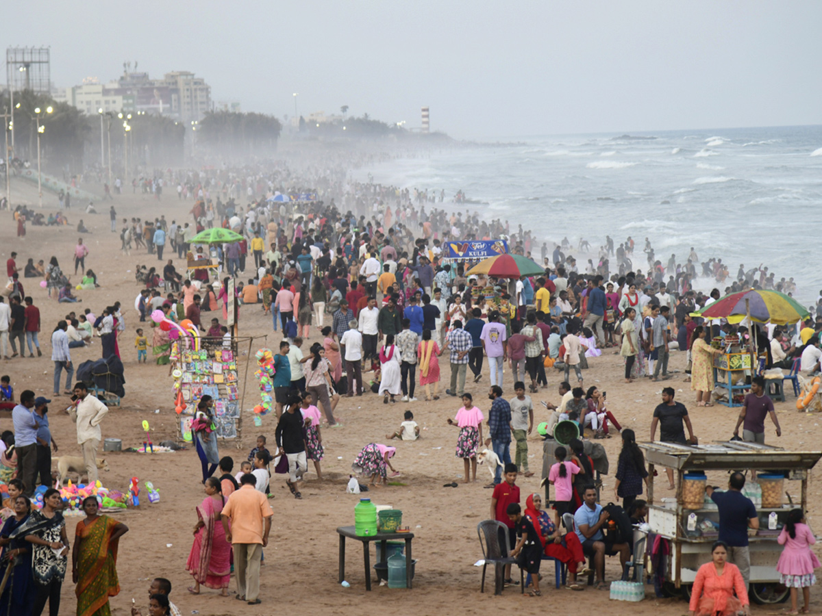 Huge Rush At Visakhapatnam RK Beach Images2