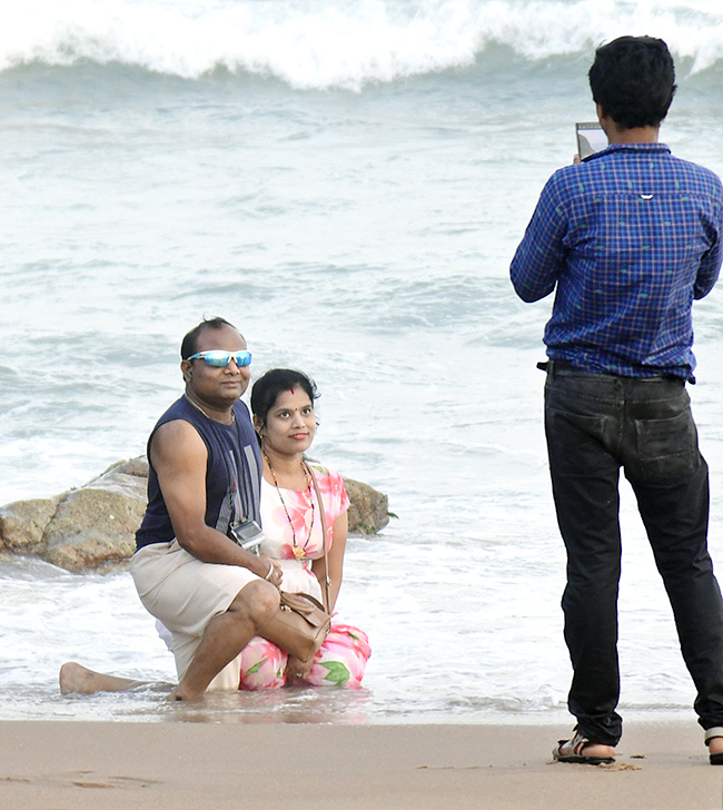 Huge Rush At Visakhapatnam RK Beach Images3