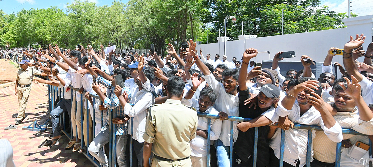 YS Jagan Meets YSRCP Activists At Pulivendula Camp Office10