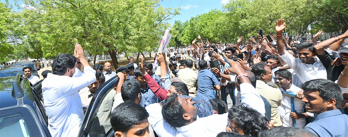 YS Jagan Meets YSRCP Activists At Pulivendula Camp Office11