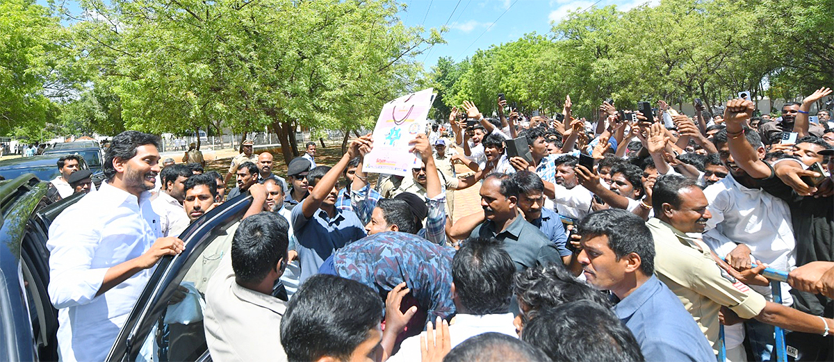 YS Jagan Meets YSRCP Activists At Pulivendula Camp Office12