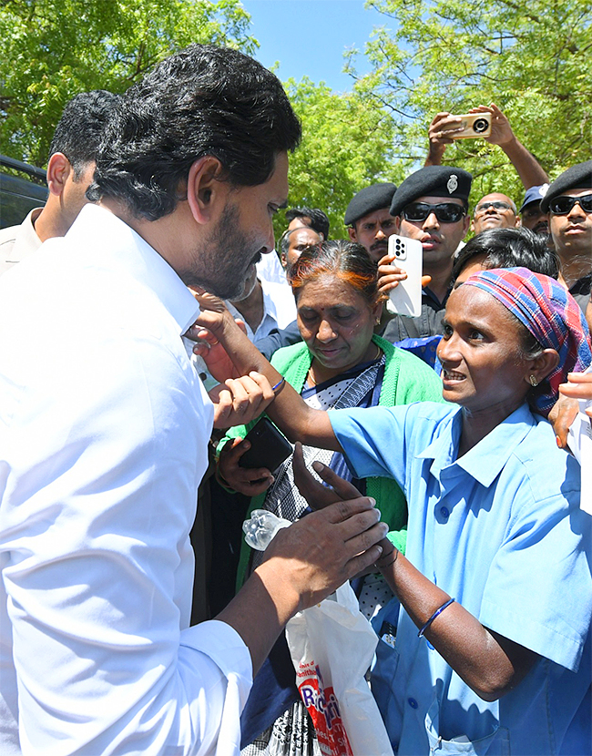 YS Jagan Meets YSRCP Activists At Pulivendula Camp Office13