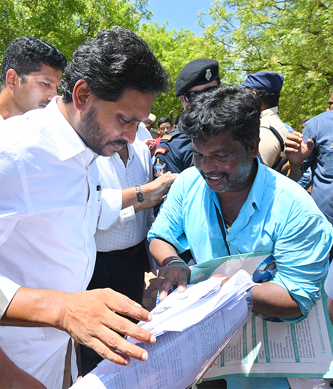 YS Jagan Meets YSRCP Activists At Pulivendula Camp Office14