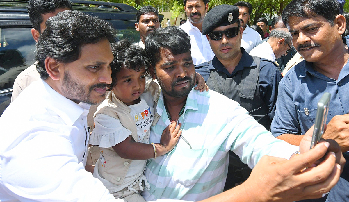 YS Jagan Meets YSRCP Activists At Pulivendula Camp Office15