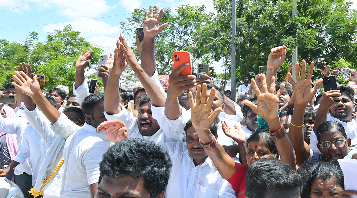 YS Jagan Meets YSRCP Activists At Pulivendula Camp Office18