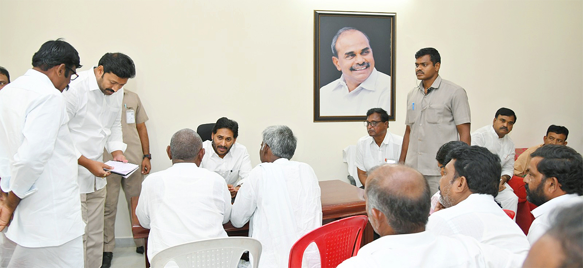 YS Jagan Meets YSRCP Activists At Pulivendula Camp Office2