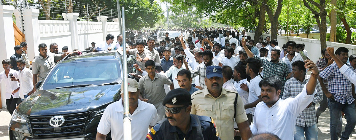 YS Jagan Meets YSRCP Activists At Pulivendula Camp Office19