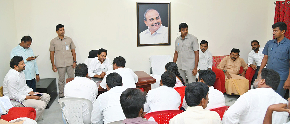 YS Jagan Meets YSRCP Activists At Pulivendula Camp Office3