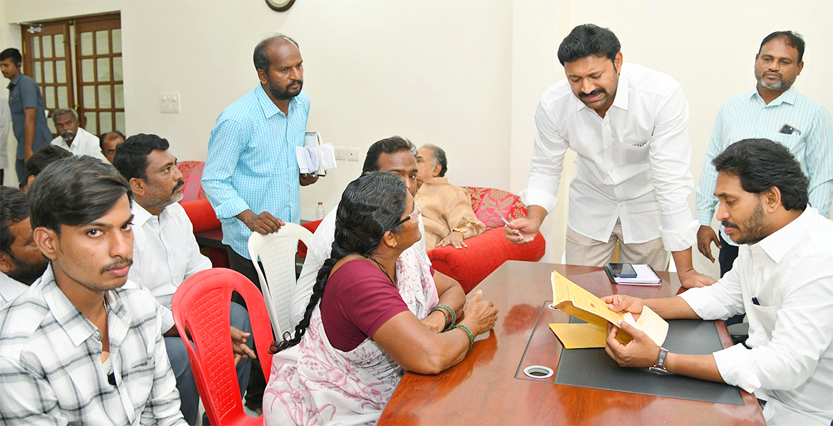 YS Jagan Meets YSRCP Activists At Pulivendula Camp Office4