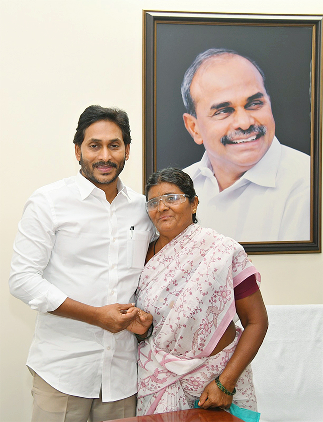 YS Jagan Meets YSRCP Activists At Pulivendula Camp Office5