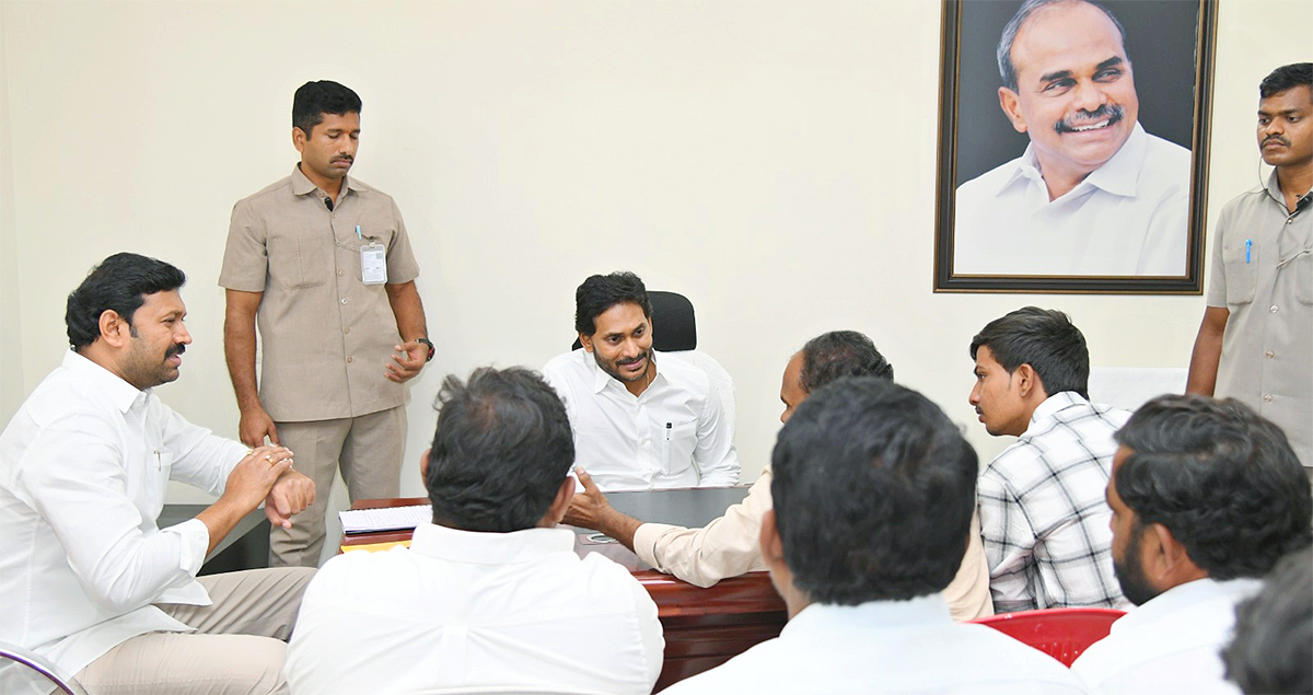 YS Jagan Meets YSRCP Activists At Pulivendula Camp Office6