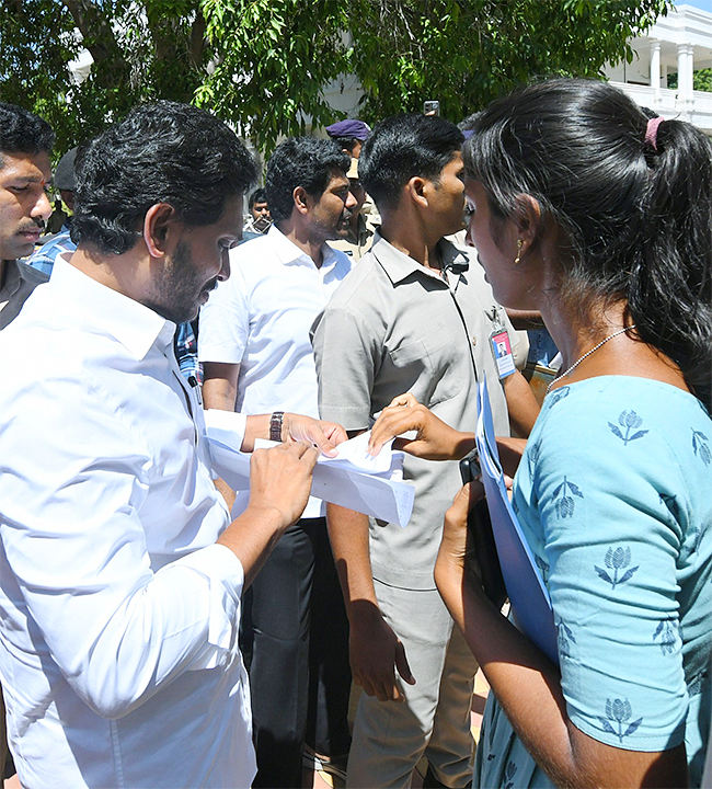 YS Jagan Meets YSRCP Activists At Pulivendula Camp Office7