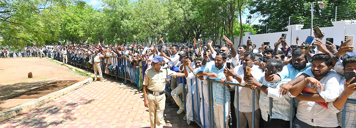 YS Jagan Meets YSRCP Activists At Pulivendula Camp Office9