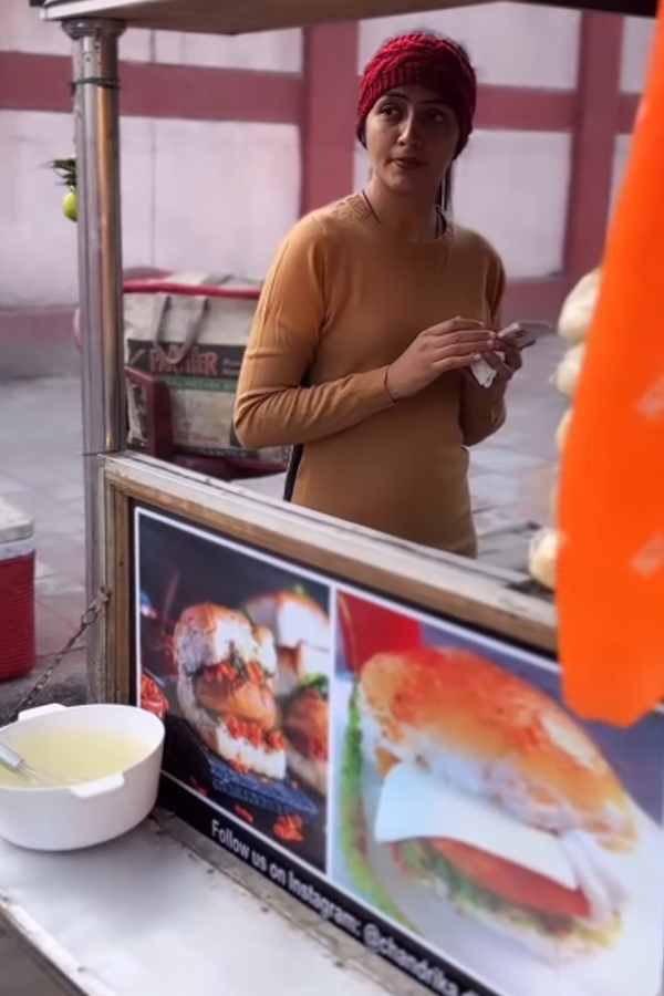 Young Beauty Chandrika Gera Dixit Selling Vadapav On Delhi Roads Enters Bigg Boss OTT3 Photos Viral2