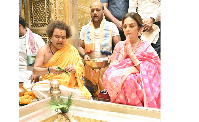 Nita Ambani Visit Kashi Vishwanath Temple Viral Photos11