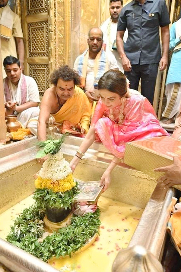 Nita Ambani Visit Kashi Vishwanath Temple Viral Photos3