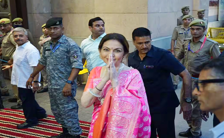 Nita Ambani Visit Kashi Vishwanath Temple Viral Photos5