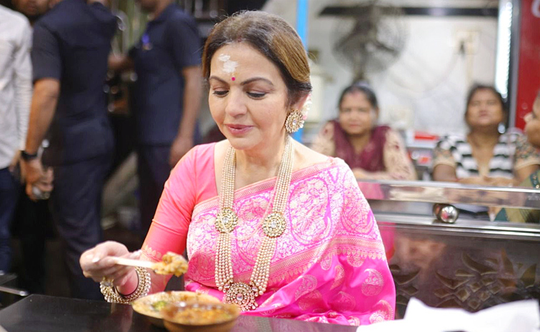 Nita Ambani Visit Kashi Vishwanath Temple Viral Photos10