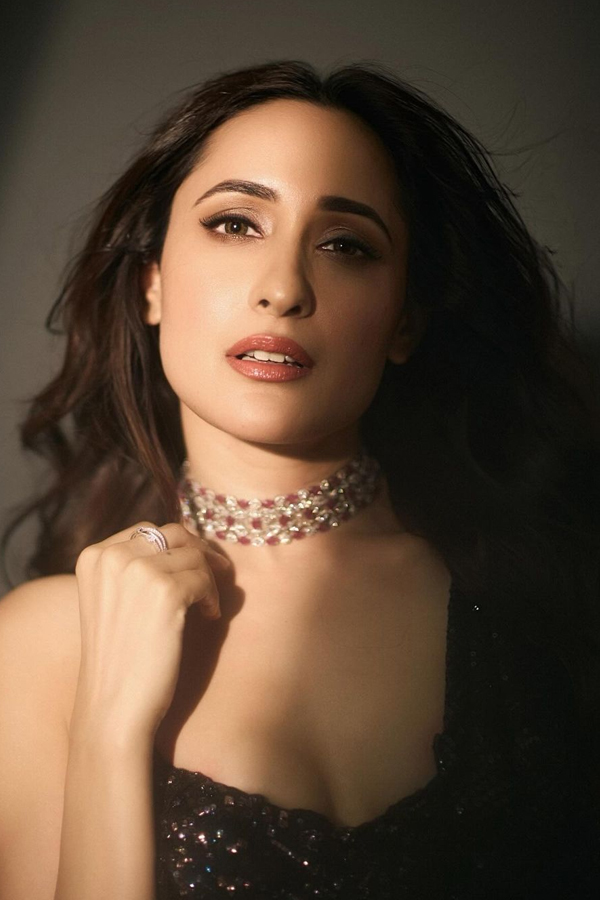 Beautiful Heroine Pragya Jaiswal Latest Photos Viral2