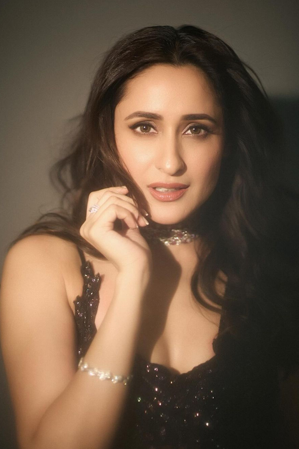 Beautiful Heroine Pragya Jaiswal Latest Photos Viral7