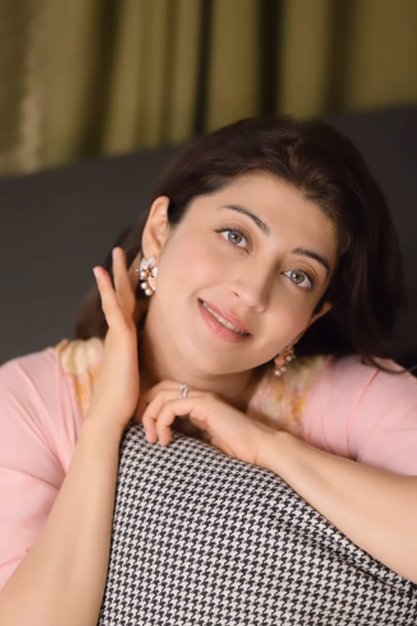 Tollywood Beauty Pranitha Subhash Amazing Photos11